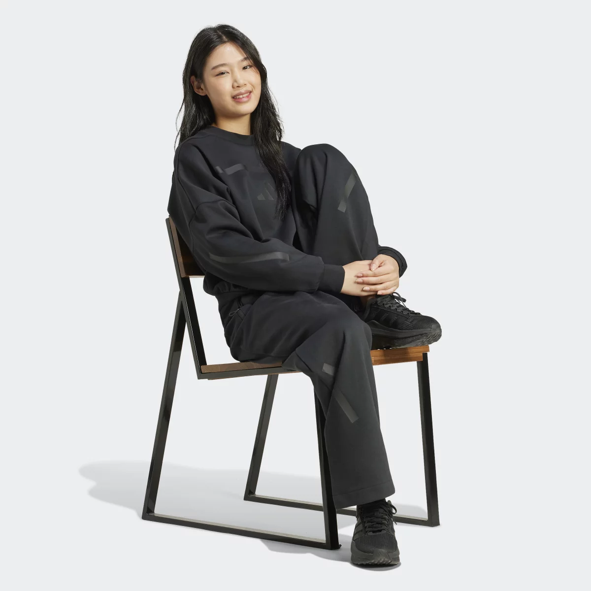 671775e5240edJE7850_5_APPAREL_On_Model_Walking_View_grey