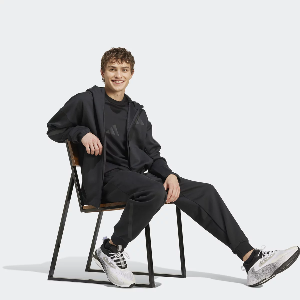 671774a57dcacJE7538_6_APPAREL_On_Model_Walking_View_grey